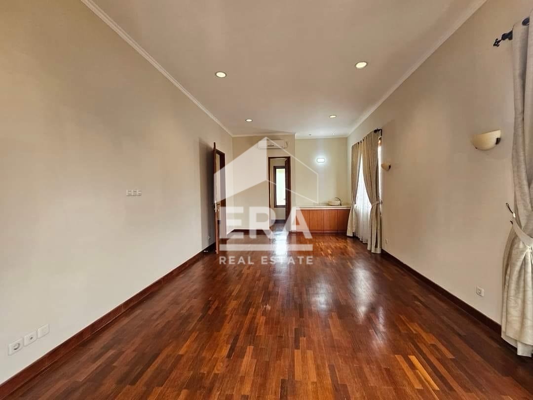 interior 8