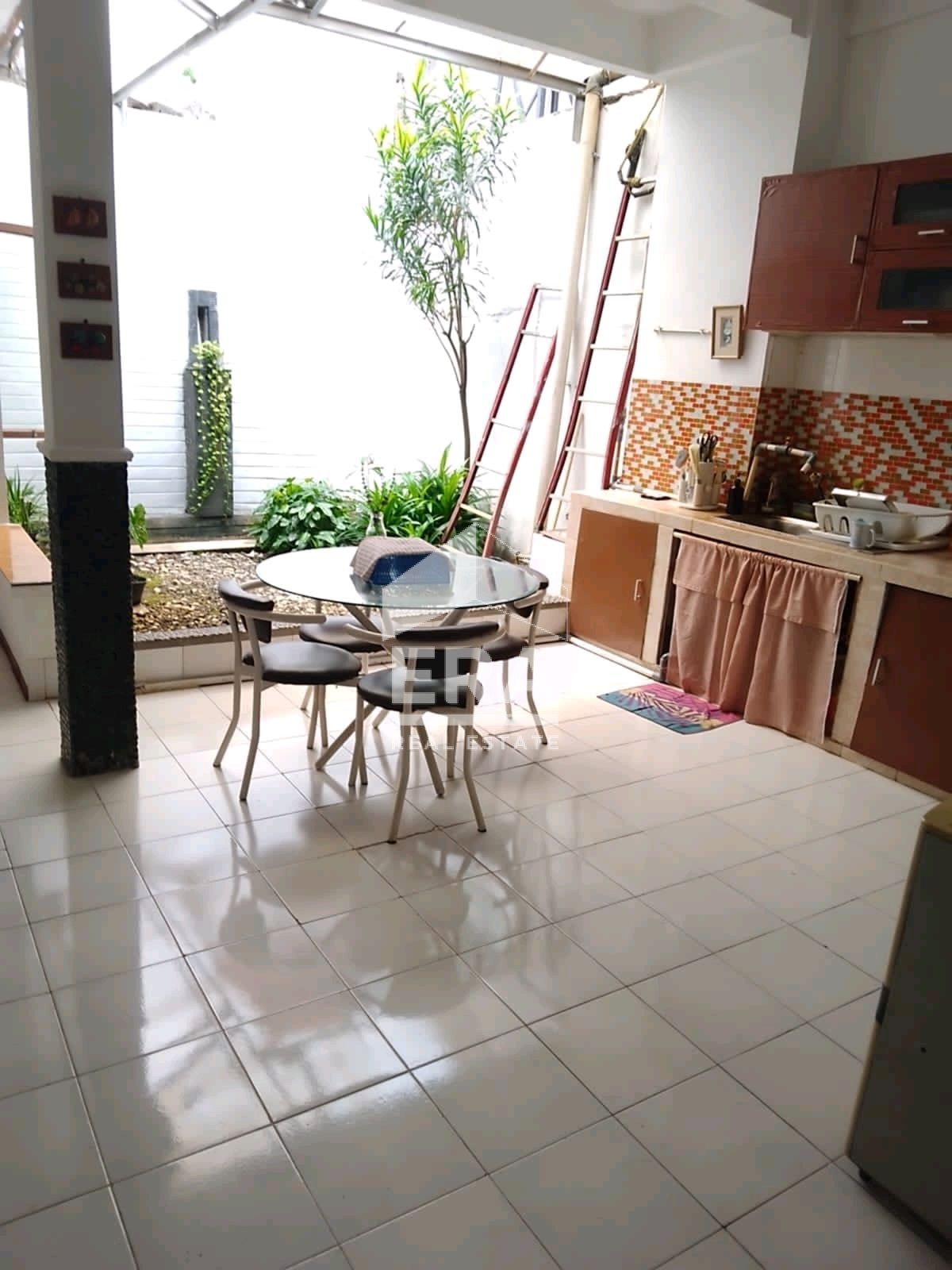 interior 8