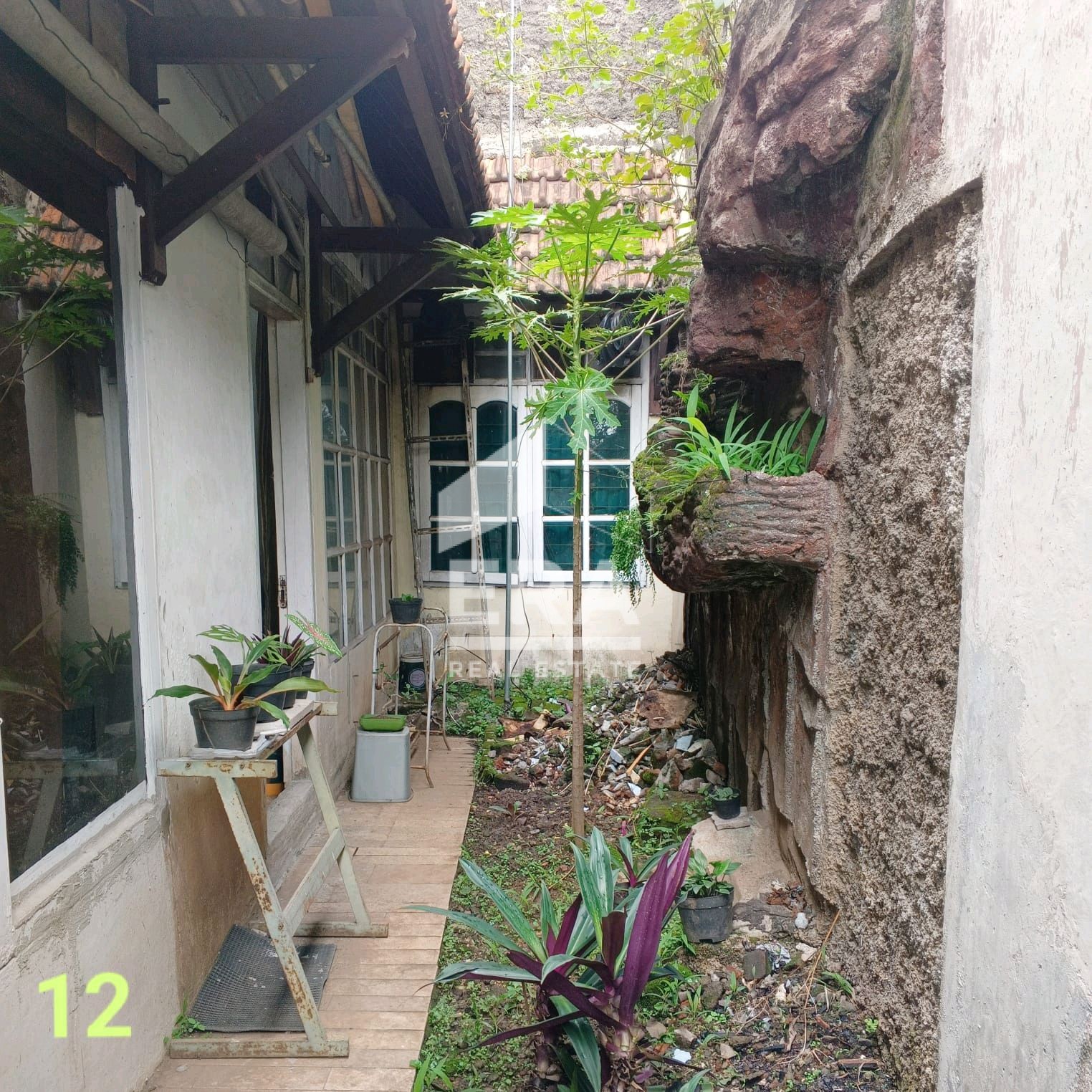 interior 8