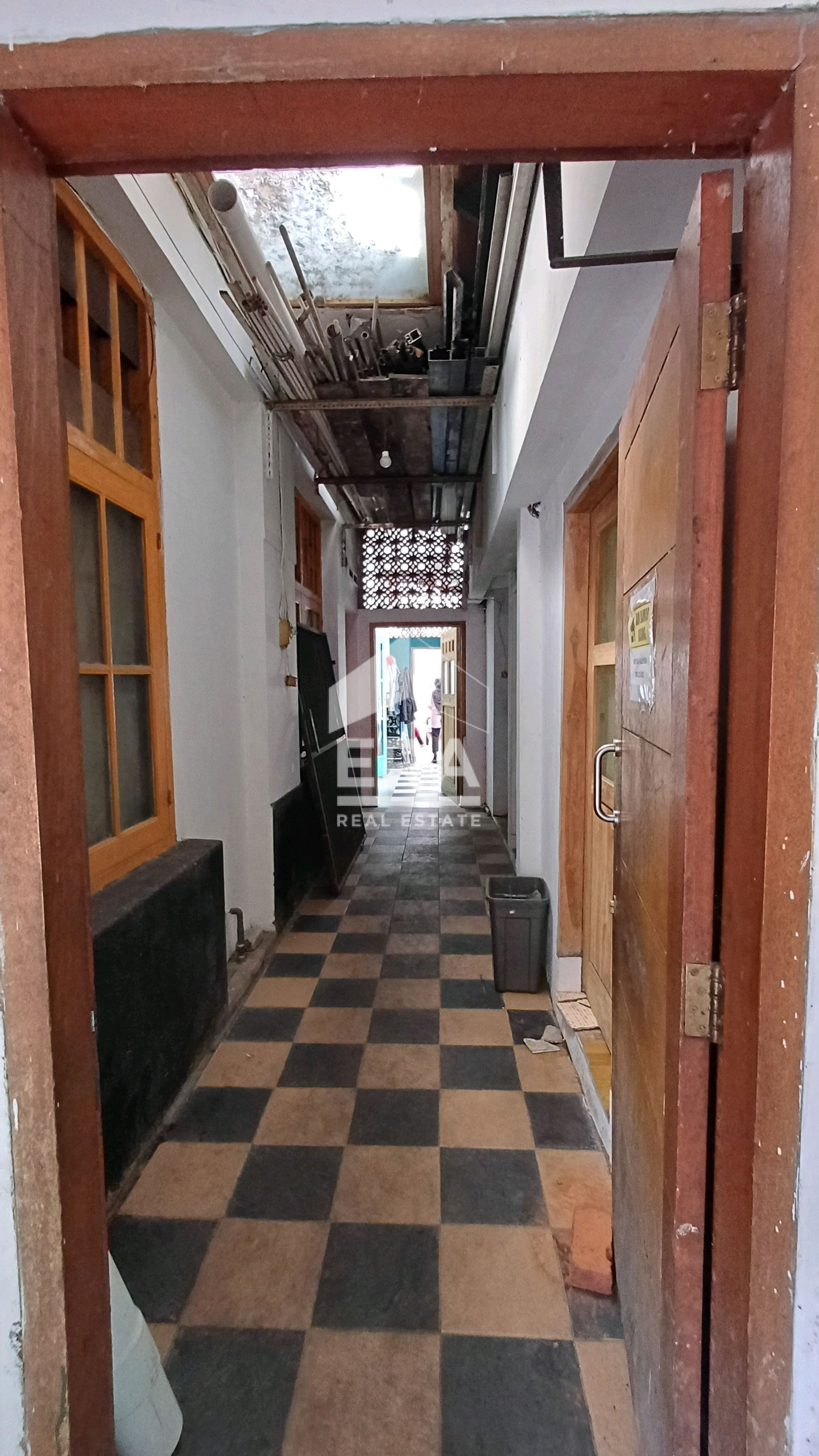 interior 8