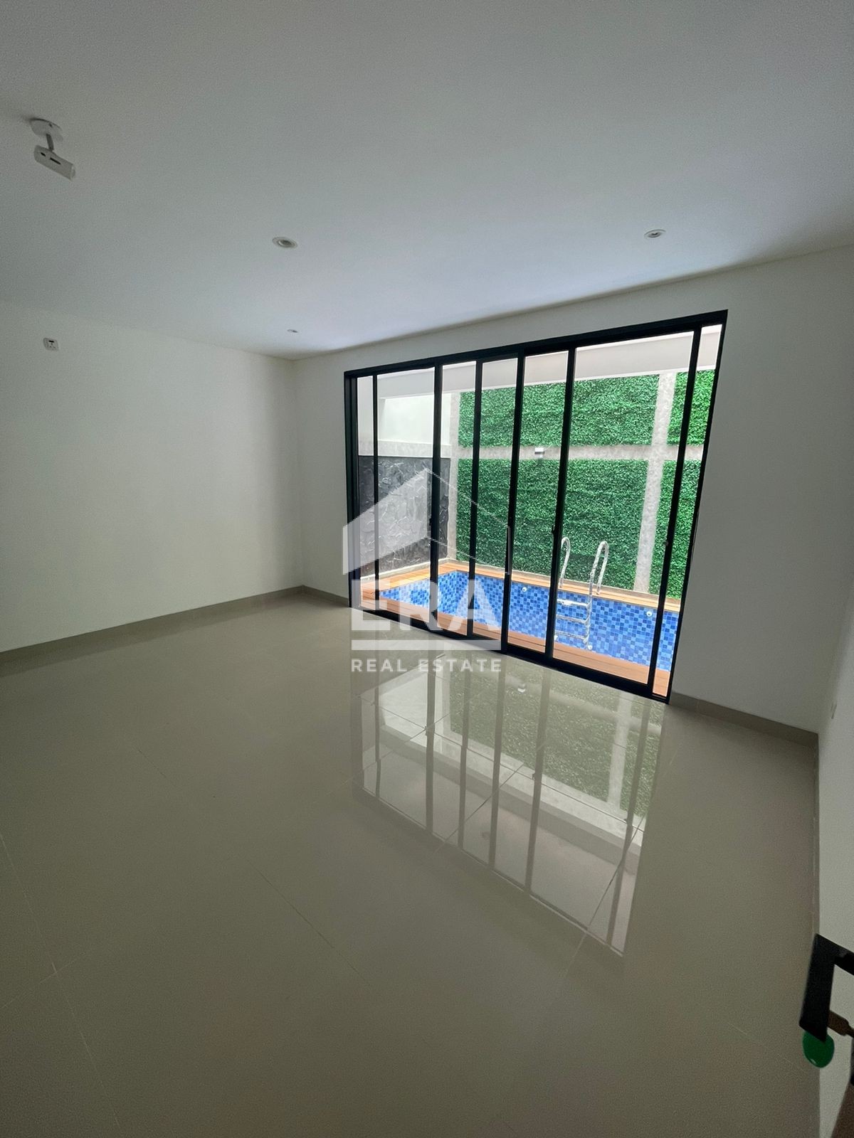 interior 8
