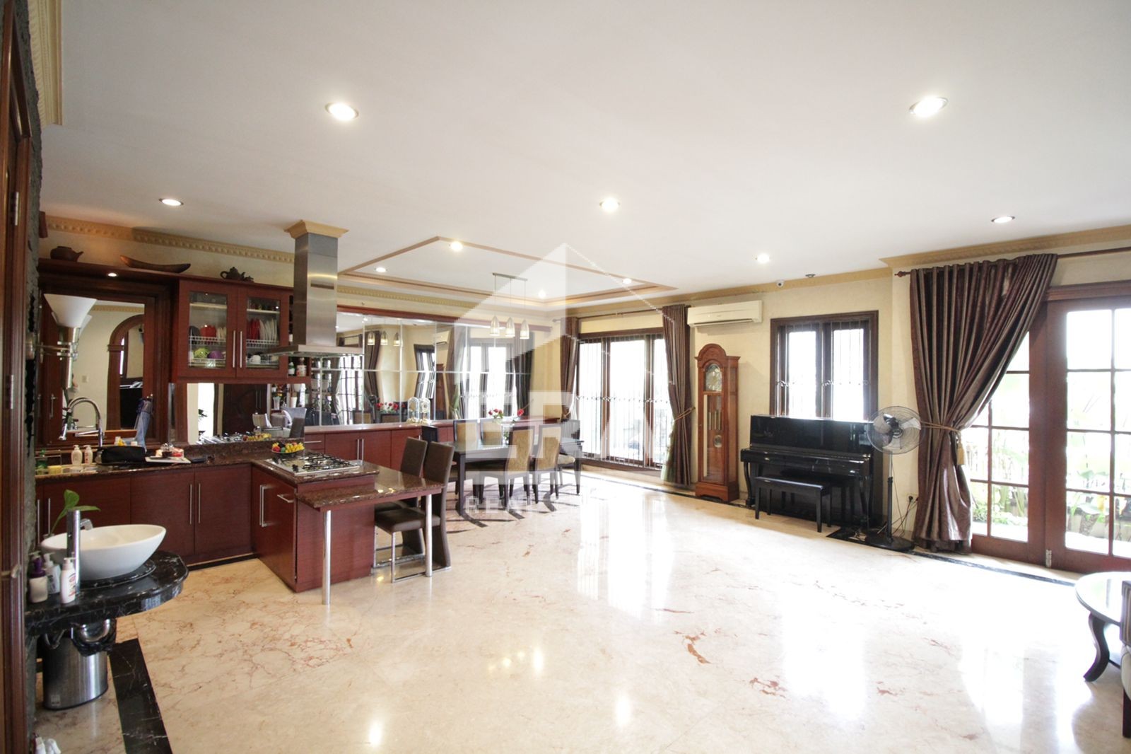 interior 10