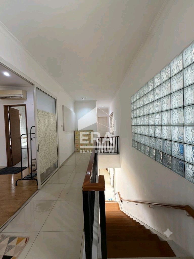 interior 8